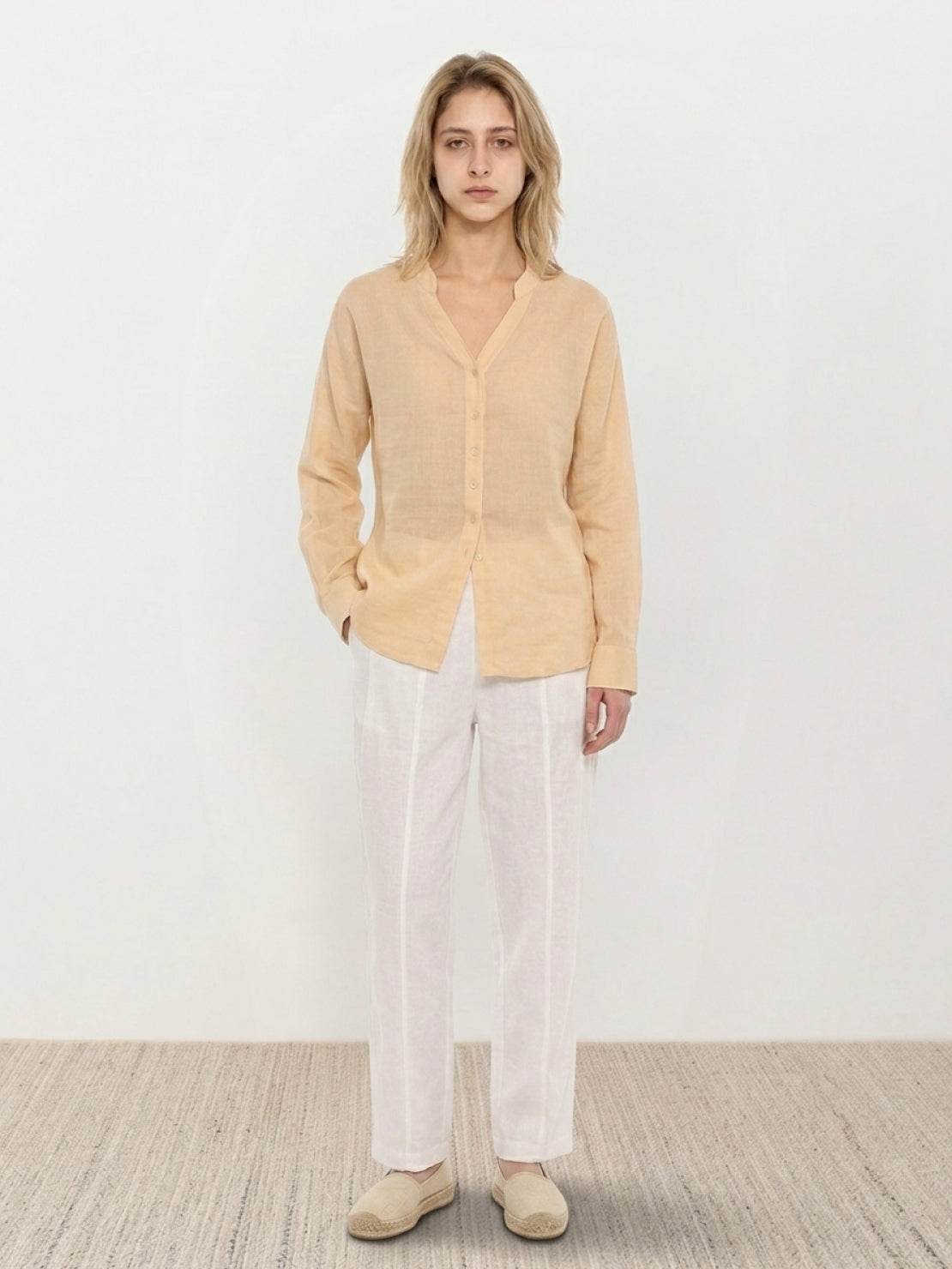 Loose fit 100% linen V-neck shirt with long sleeves and curved hem