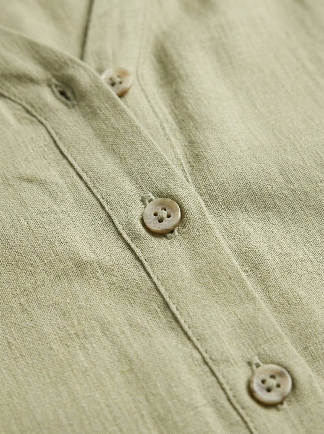 100% linen V-neck shirt with relaxed fit and long sleeves